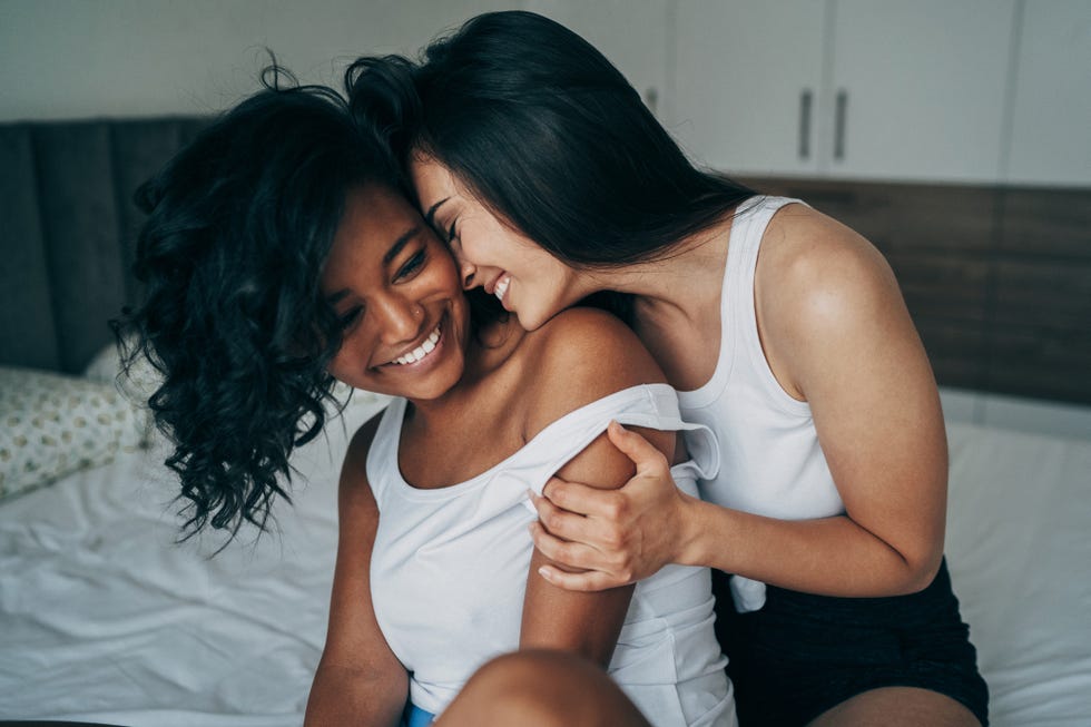 yatakta iki güzel seksi kadın lezbiyen çift yatakta iki güzel seksi kadın lezbiyen çift