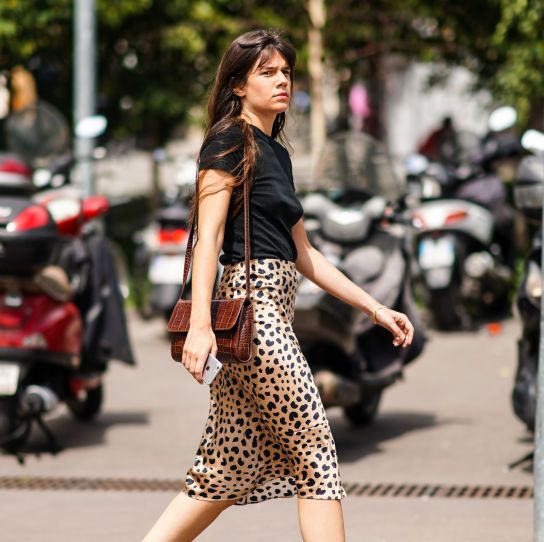 falda de animal print en el street style de parís
