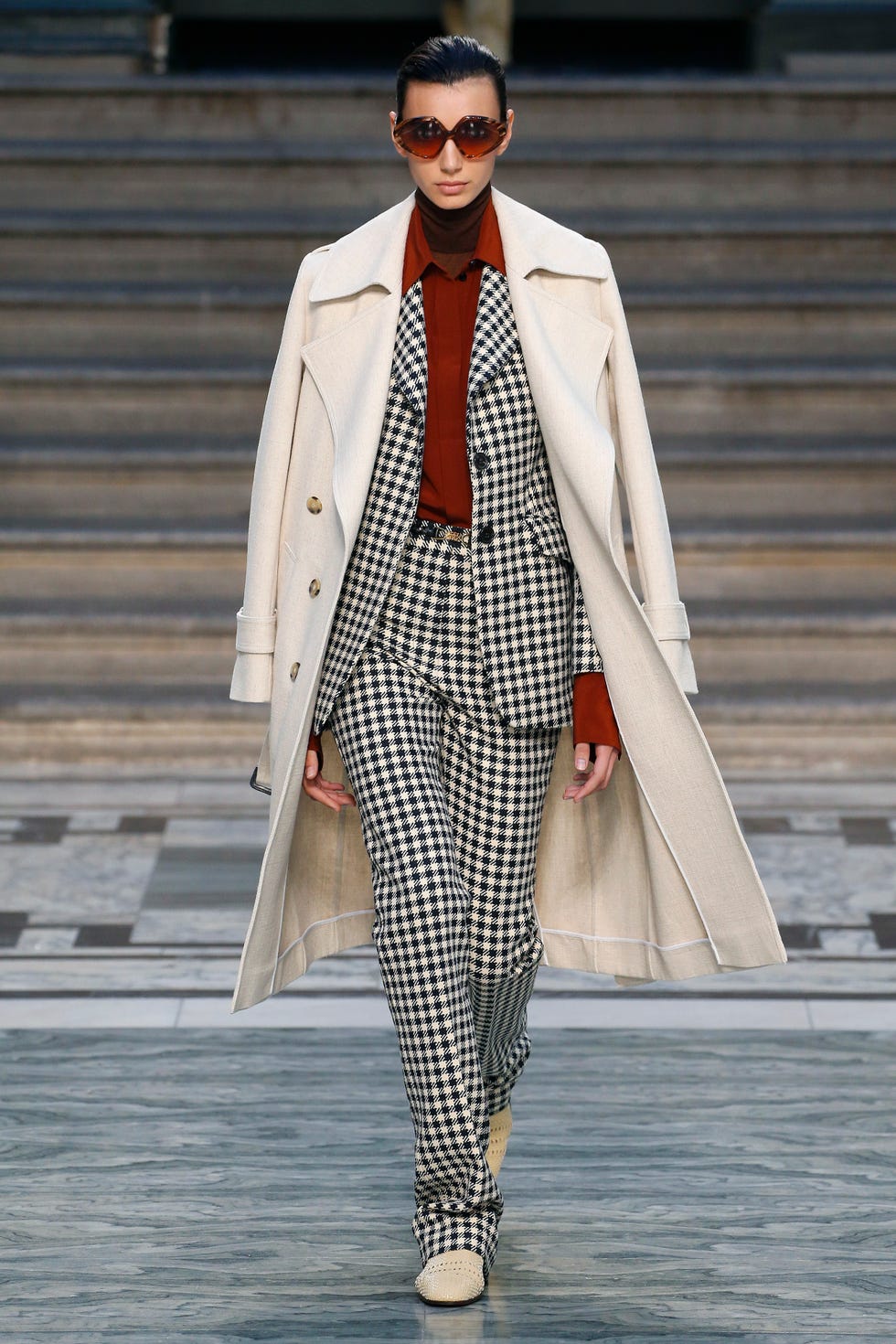 Fashion, White, Clothing, Fashion model, Runway, Street fashion, Fashion show, Outerwear, Haute couture, Sunglasses, 