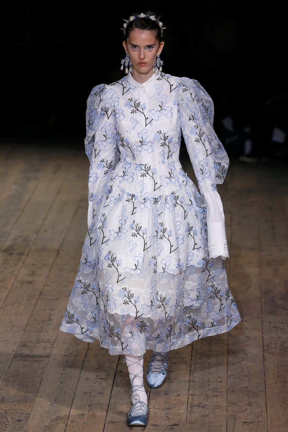 Fashion, Fashion model, Runway, Fashion show, Clothing, Haute couture, Public event, Event, Human, Dress, 