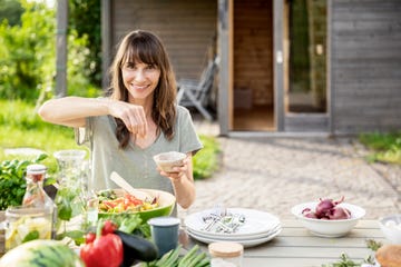 la ciencia recomienda comer plátanos después de cenar porque es rico en potasio, fibra y magnesio