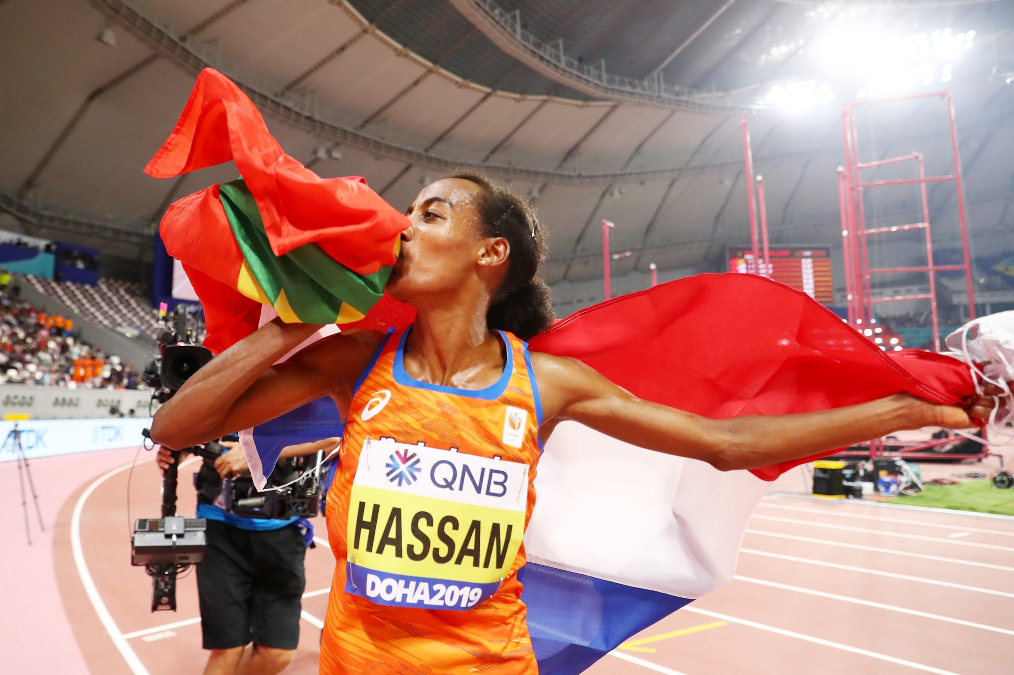doha, qatar september 28: sifan hassan of the netherlands celebrates winning gold in the womens 10,000 metres final during day two of 17th iaaf world athletics championships doha 2019 at khalifa international stadium on september 28, 2019 in doha, qatar. (photo by michael steele/getty images)