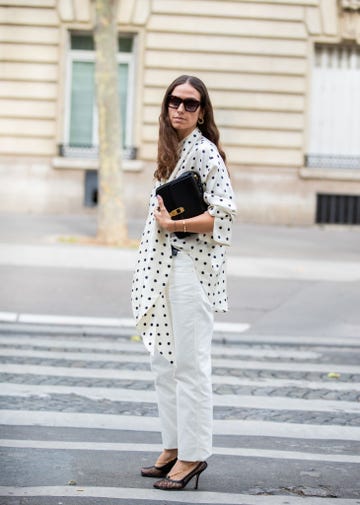 camisa de lunares en el street style de parís