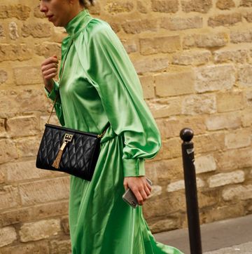 vestido verde satinado en el street style de parís