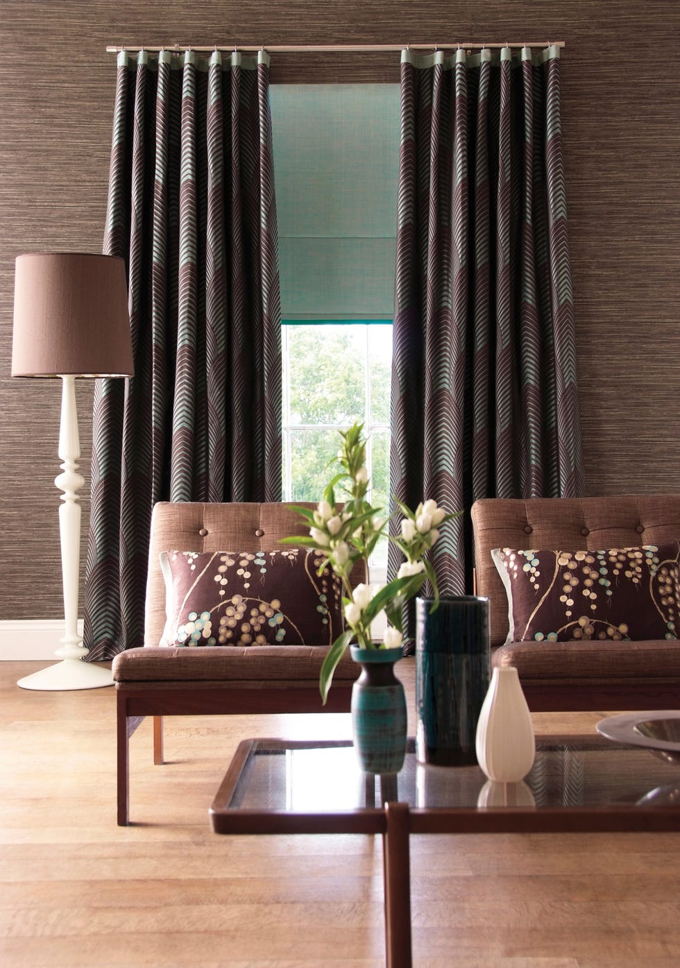 ventana con cortinas y estor