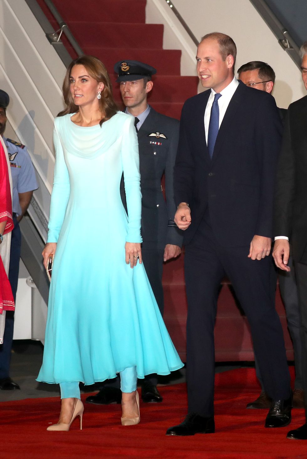 凱特王妃與威鍊王子出訪巴基茲坦 外交穿搭超用心！