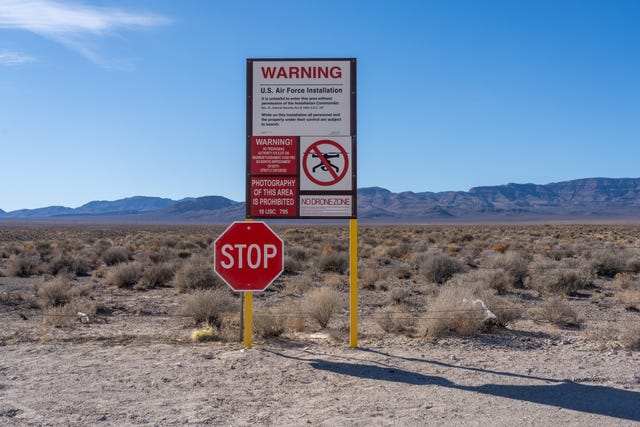 een replica van een waarschuwingsboord bij area 51 in nevada in de verenigde staten