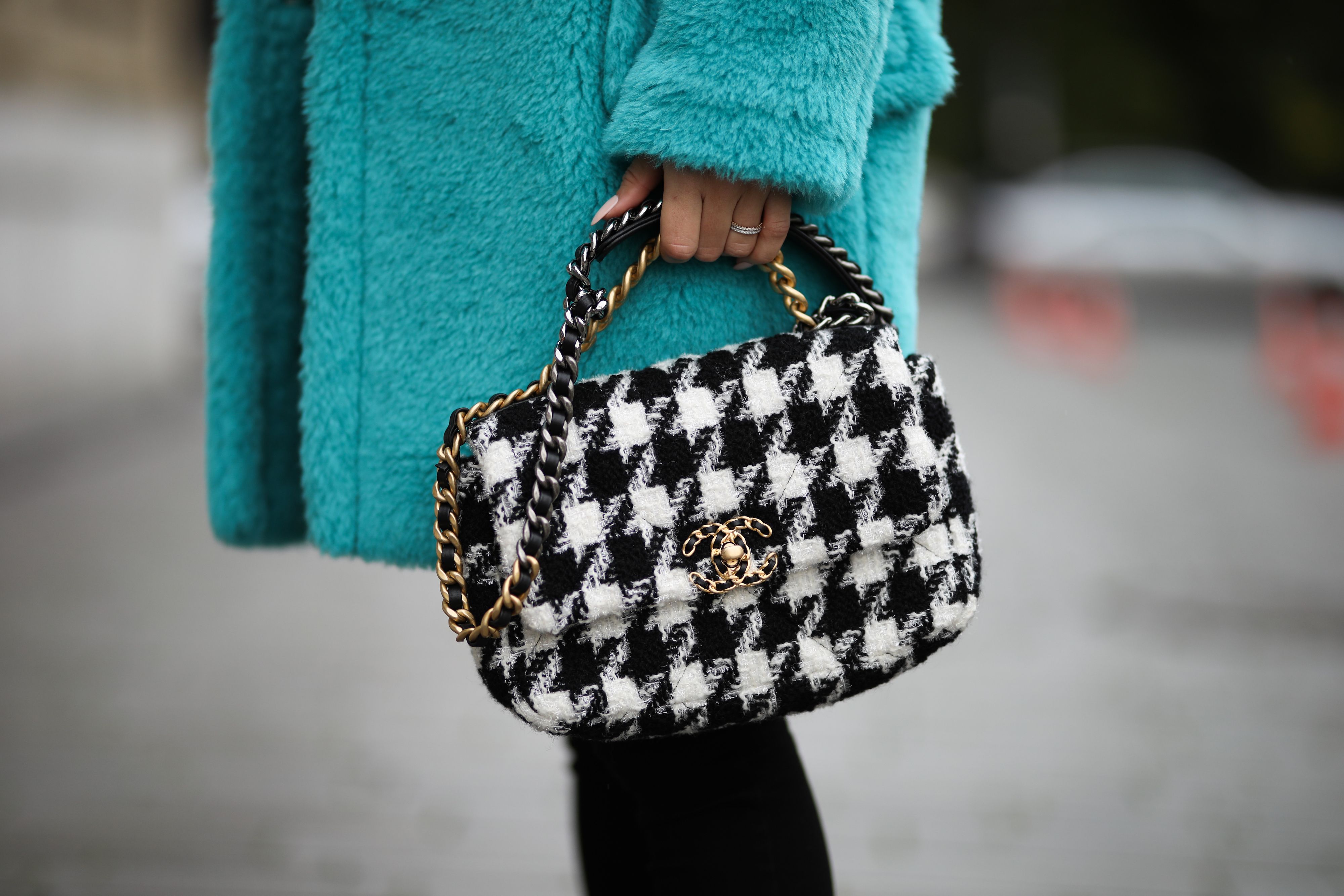 Marc Jacobs - Zoe wears THE TOTE BAG. Shop now:... | Facebook