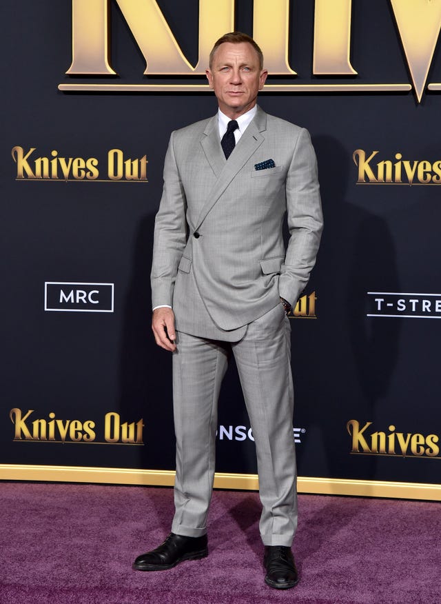 Daniel Craig’s Suit Isn’t Very 007 At All (And That’s A Good Thing)