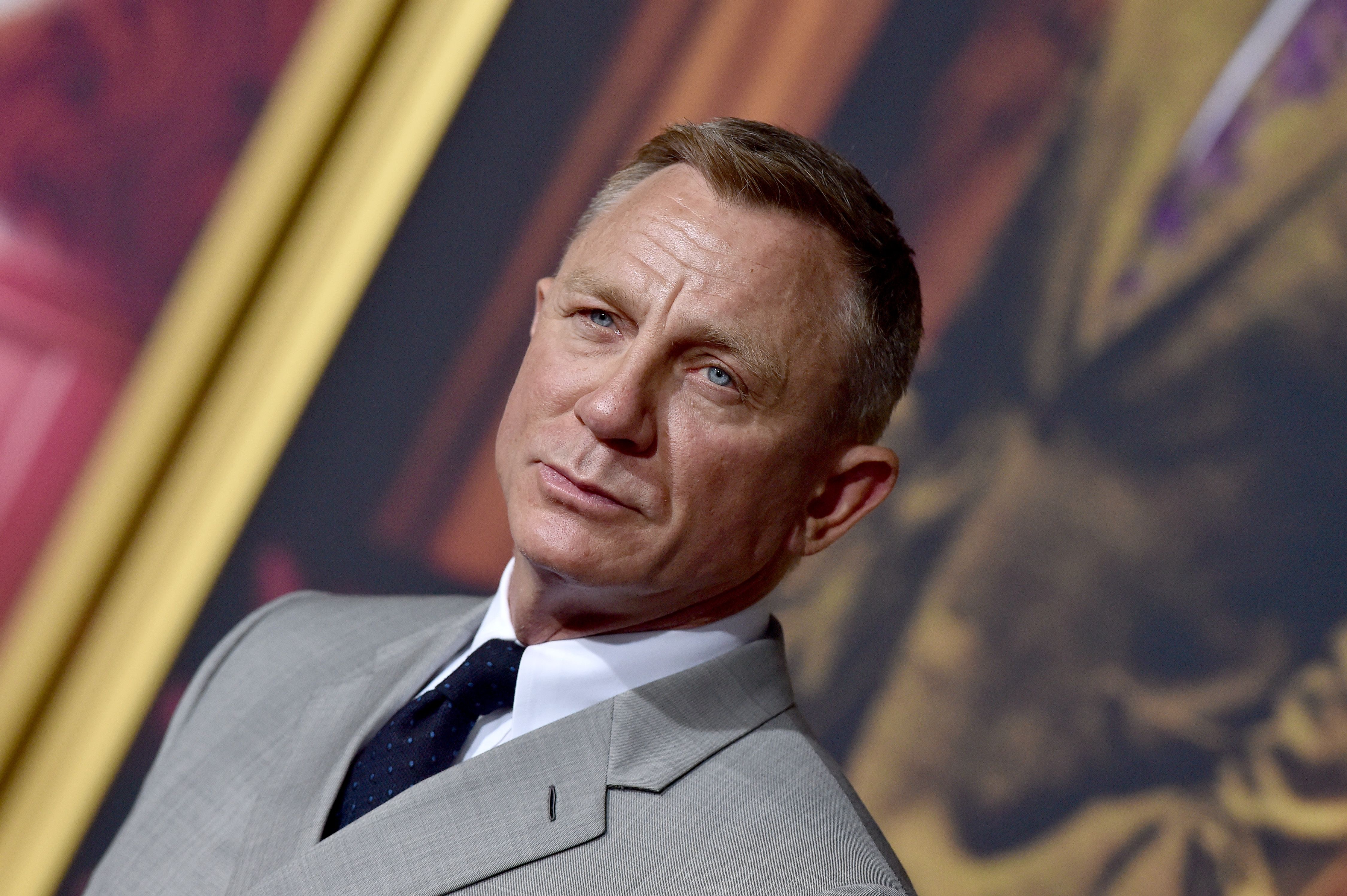 knives out daniel craig suit