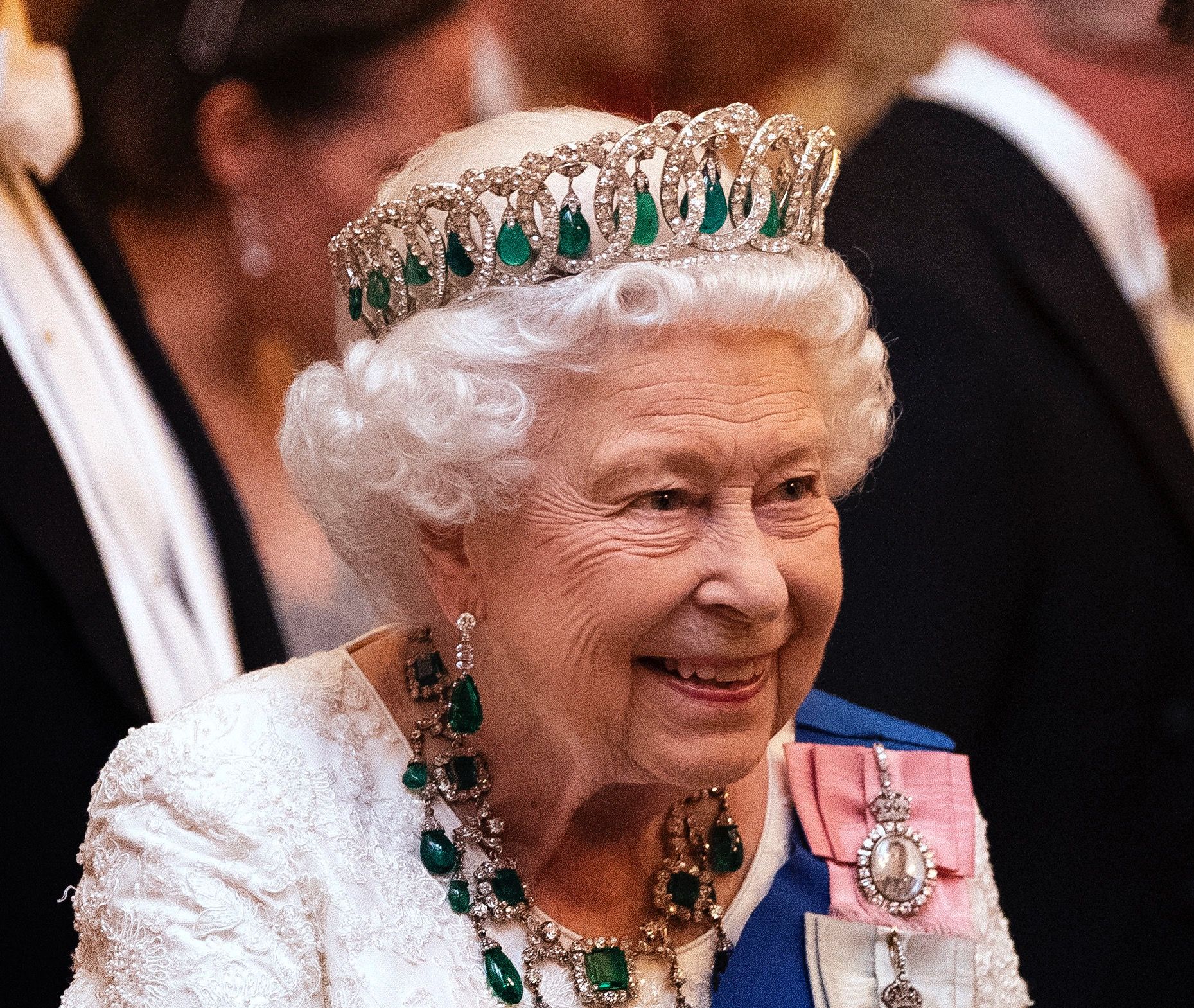 Skæbne Diskant Opera The Queen Wears Vladimir Tiara and White Gown to Corps Reception