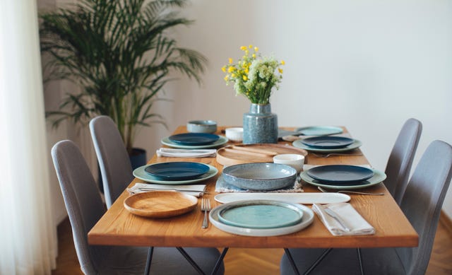 mesa de comedor con platos y cubiertos