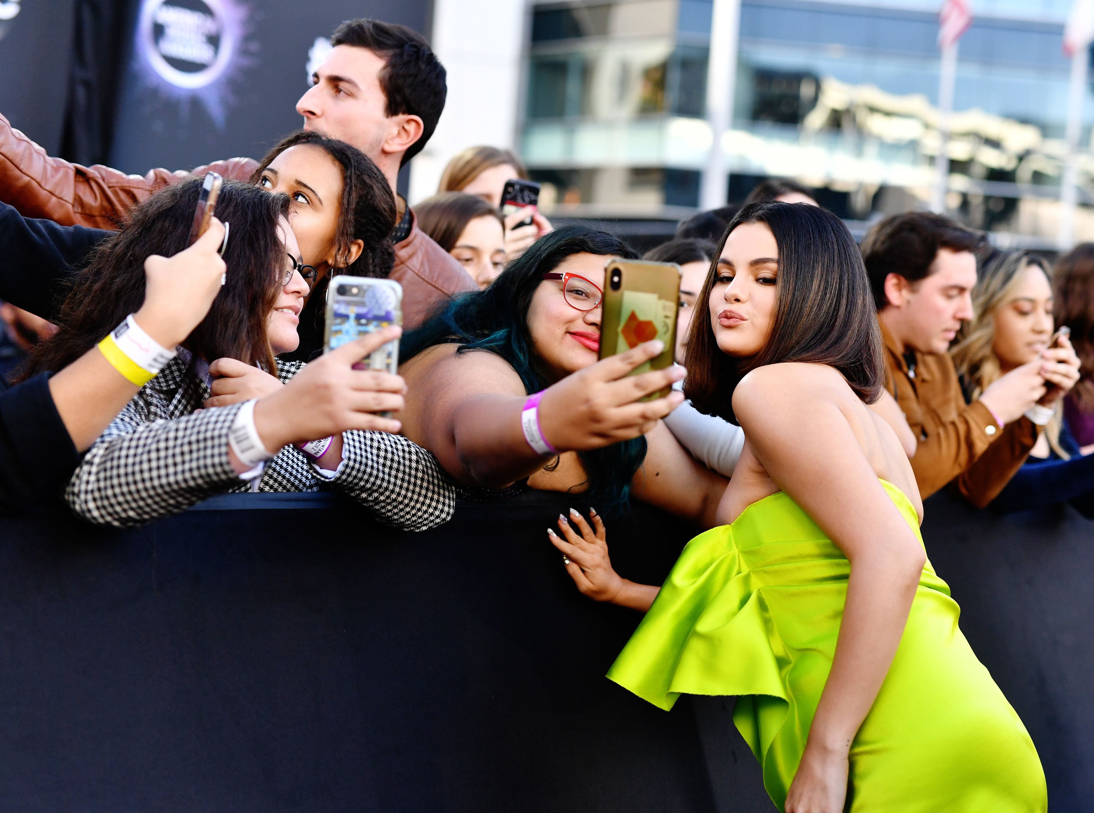 Gomez Wears Lime Green Dress American Music Awards in 2019