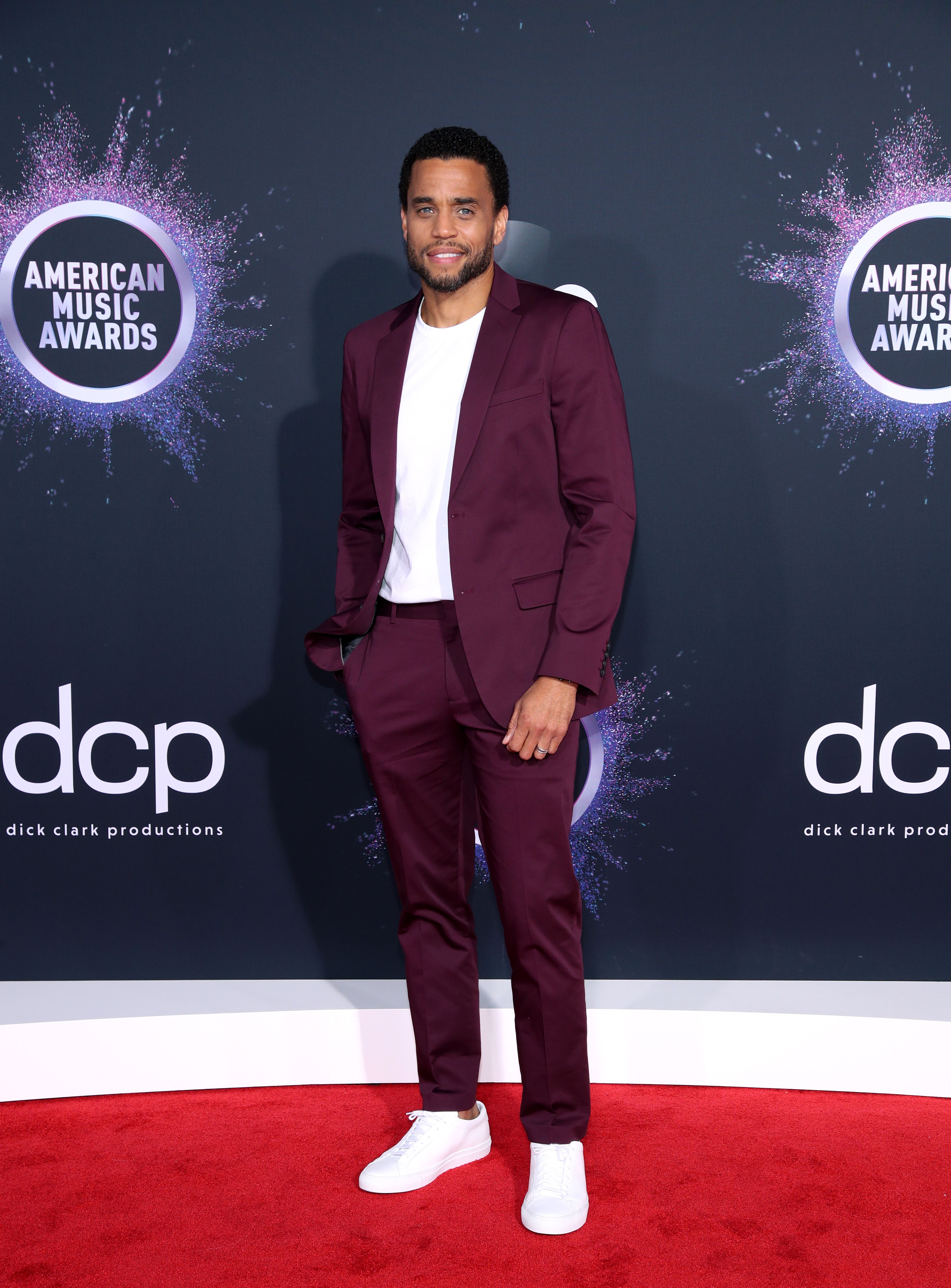 Harper presents award at AMAs in stylish suit