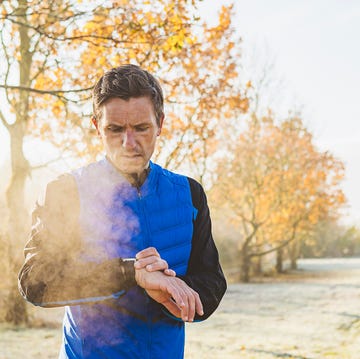 Runner using smart watch persona corriendo a baja temperatura