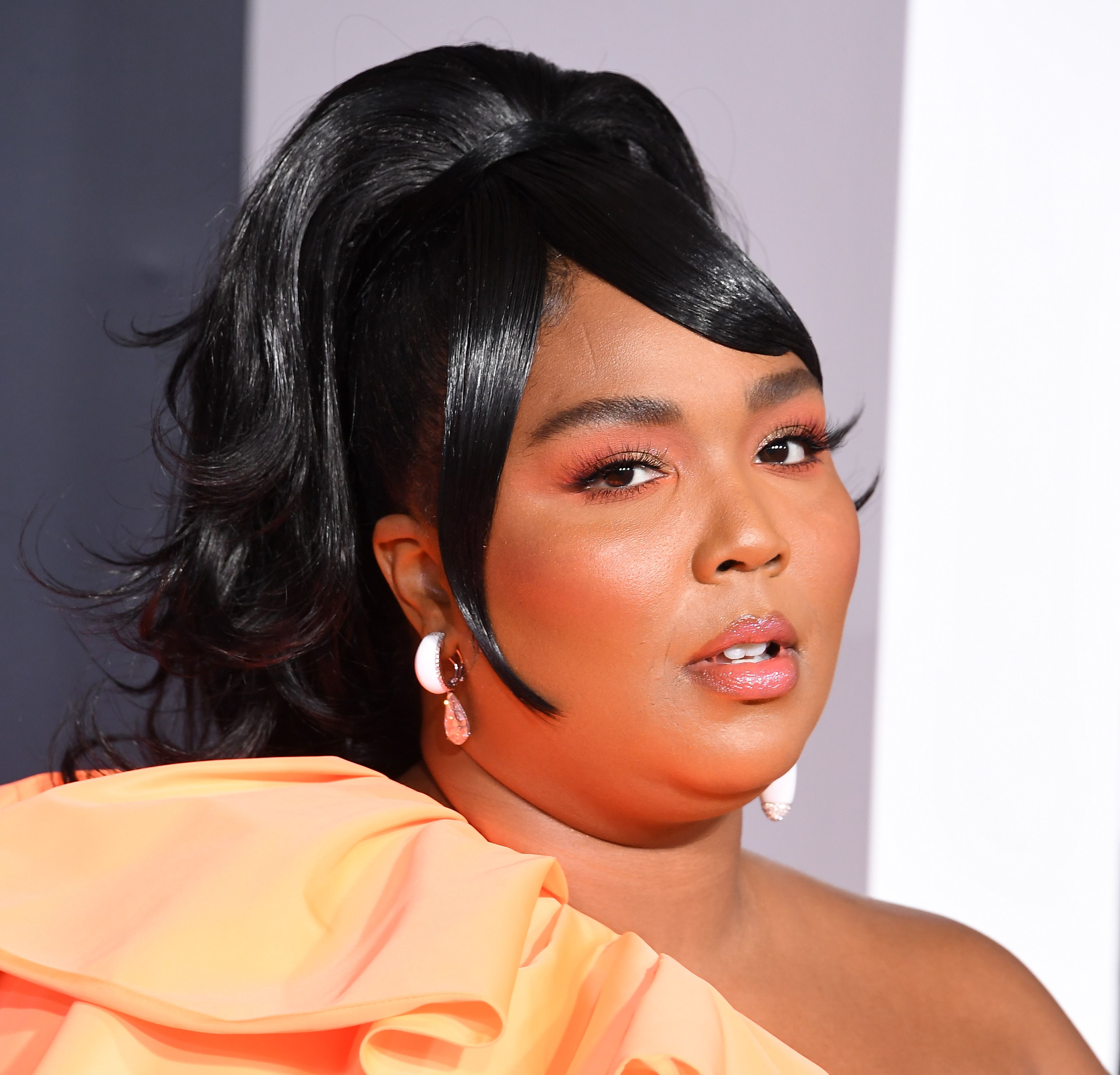 Lizzo Wears Tiny Purse and Crystal Nails to 2019 American Music Awards —  Photo | Allure