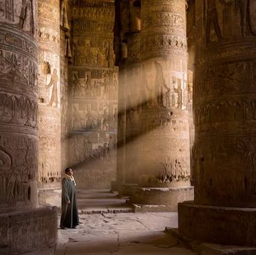een man staat in een tempel in de egyptische stad abydos