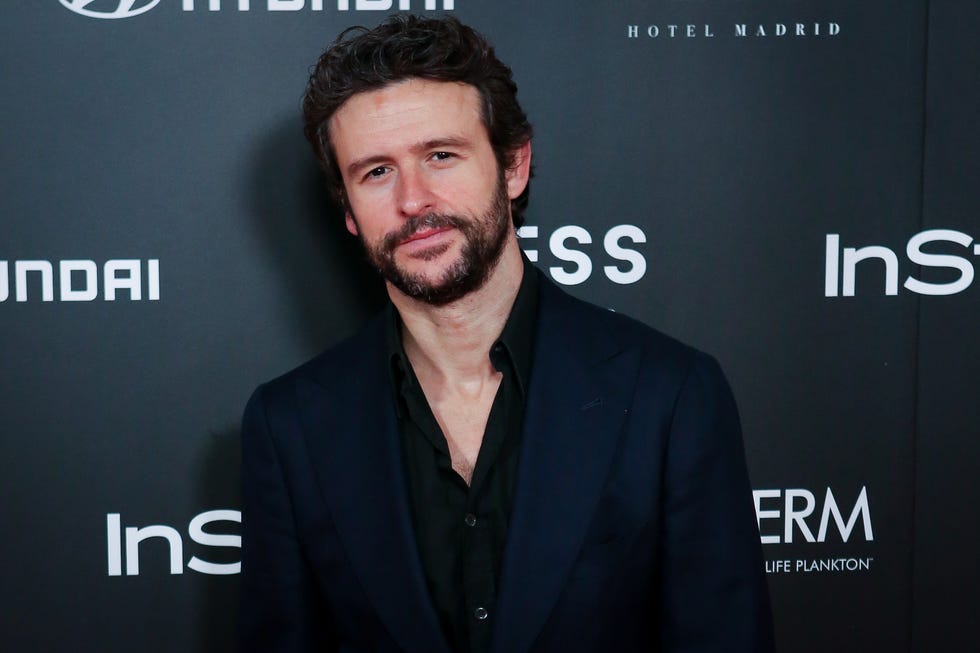 el actor diego martin posando con traje en un photocall