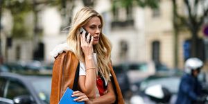 Fashionista hablando por teléfono en  Paris Fashion Week
