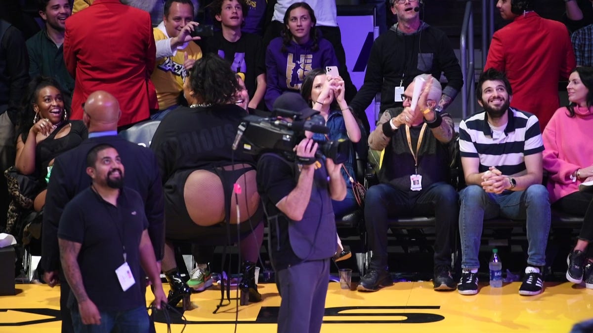 Watch Lizzo Twerk in a Thong on the Jumbotron at the LA Lakers Game