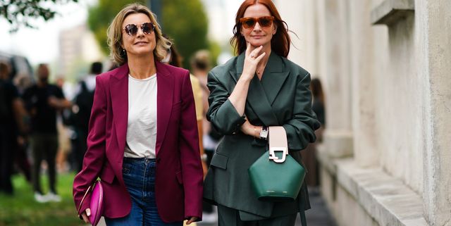bezoekers fashion week in burgundy blazer en donkergroen pak