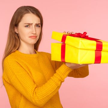 vrouw is niet blij met cadeau