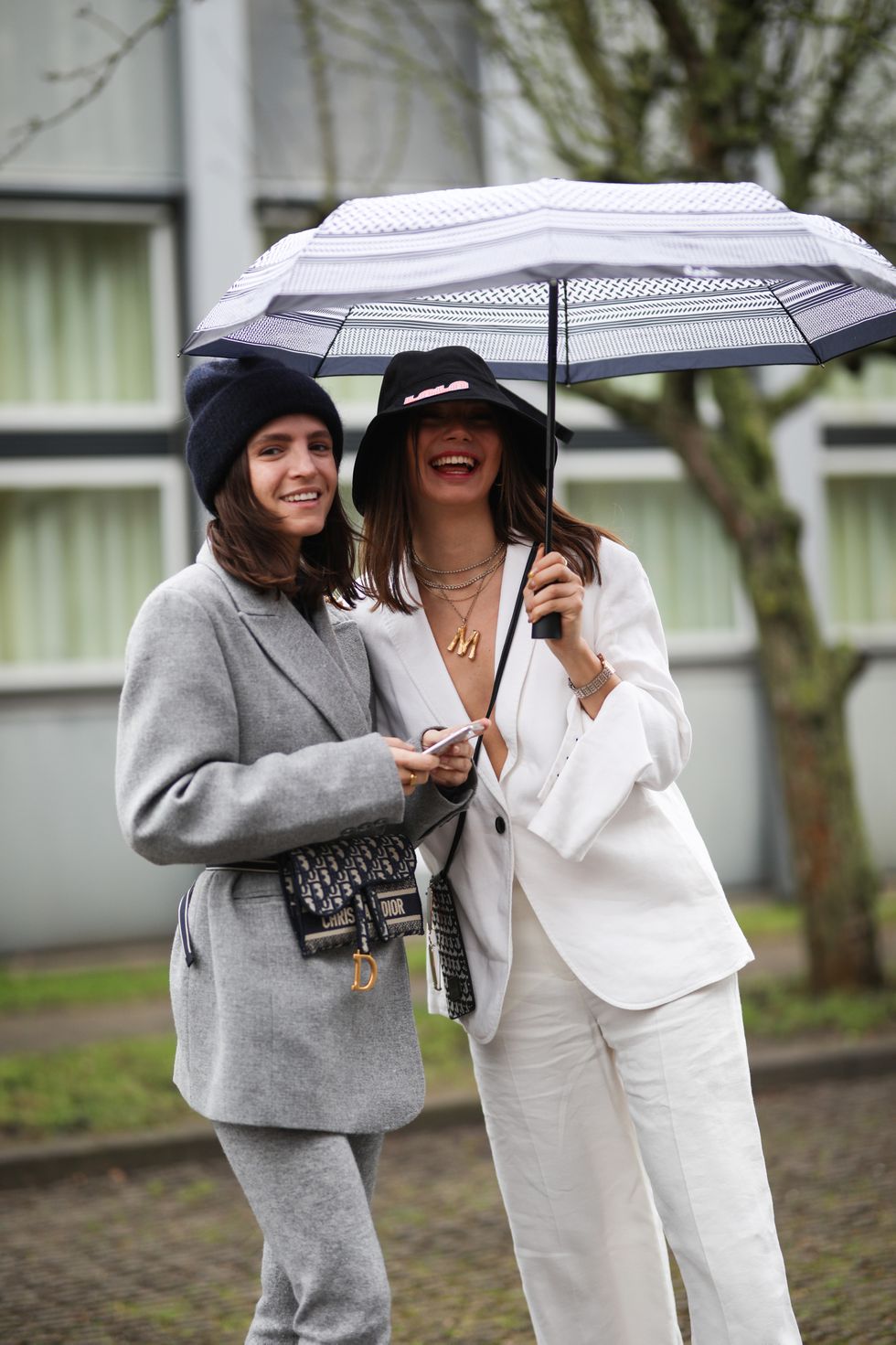 los mejores looks para dias de lluvia traje de chaqueta