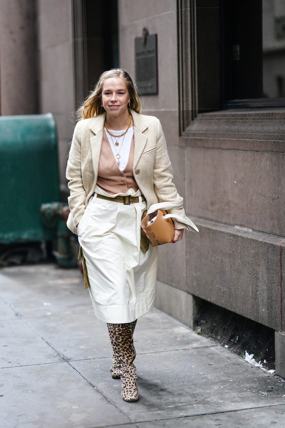 COMO LLEVAR VAQUEROS BLANCOS EN OTOÑO E INVIERNO LOOKS CASUAL DE TEMPORADA  DE FRIO 2020-2021 