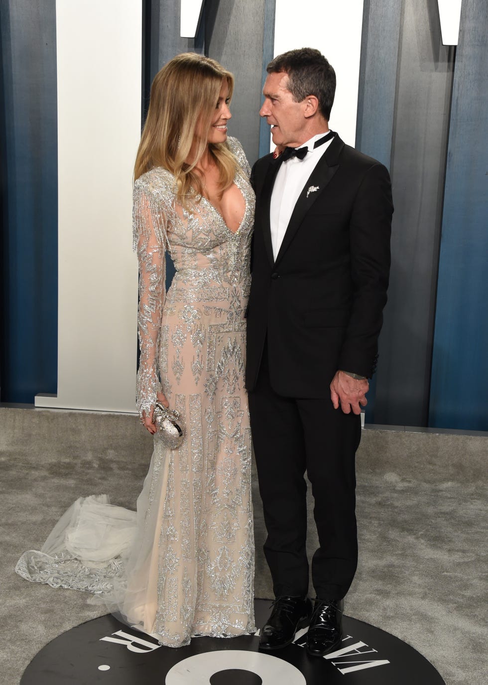 EL ARRIESGADO 'VESTIDO DE NOVIA' CON ESCOTE DE VÉRTIGO DE NICOLE KIMPEL EN LA GRAN NOCHE DE ANTONIO BANDERAS