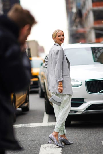 blazer color piedra en el street style de nueva york