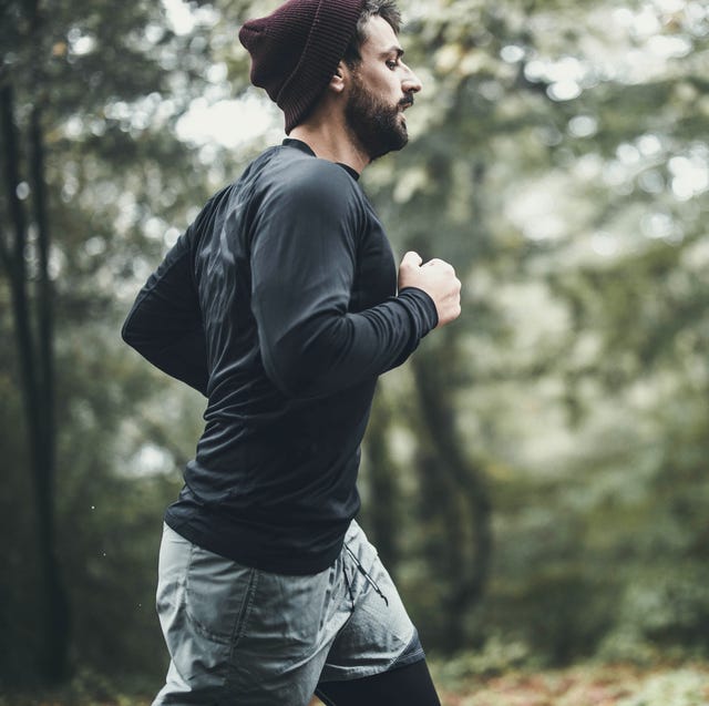 man is bezig met cooling down in het bos