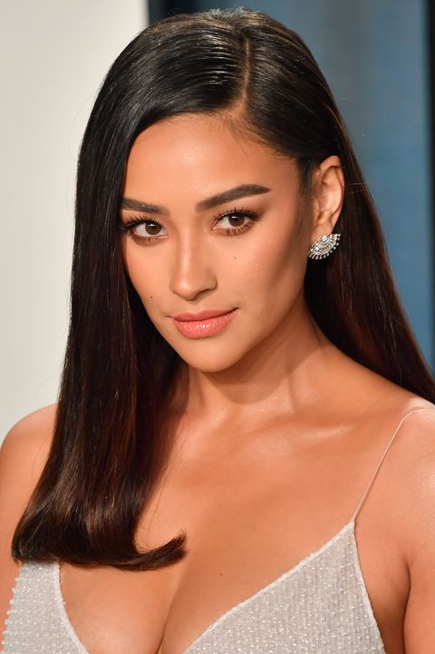beverly hills, california   february 09 shay mitchell arrives at the 2020 vanity fair oscar party hosted by radhika jones at wallis annenberg center for the performing arts on february 09, 2020 in beverly hills, california photo by allen berezovskygetty images
