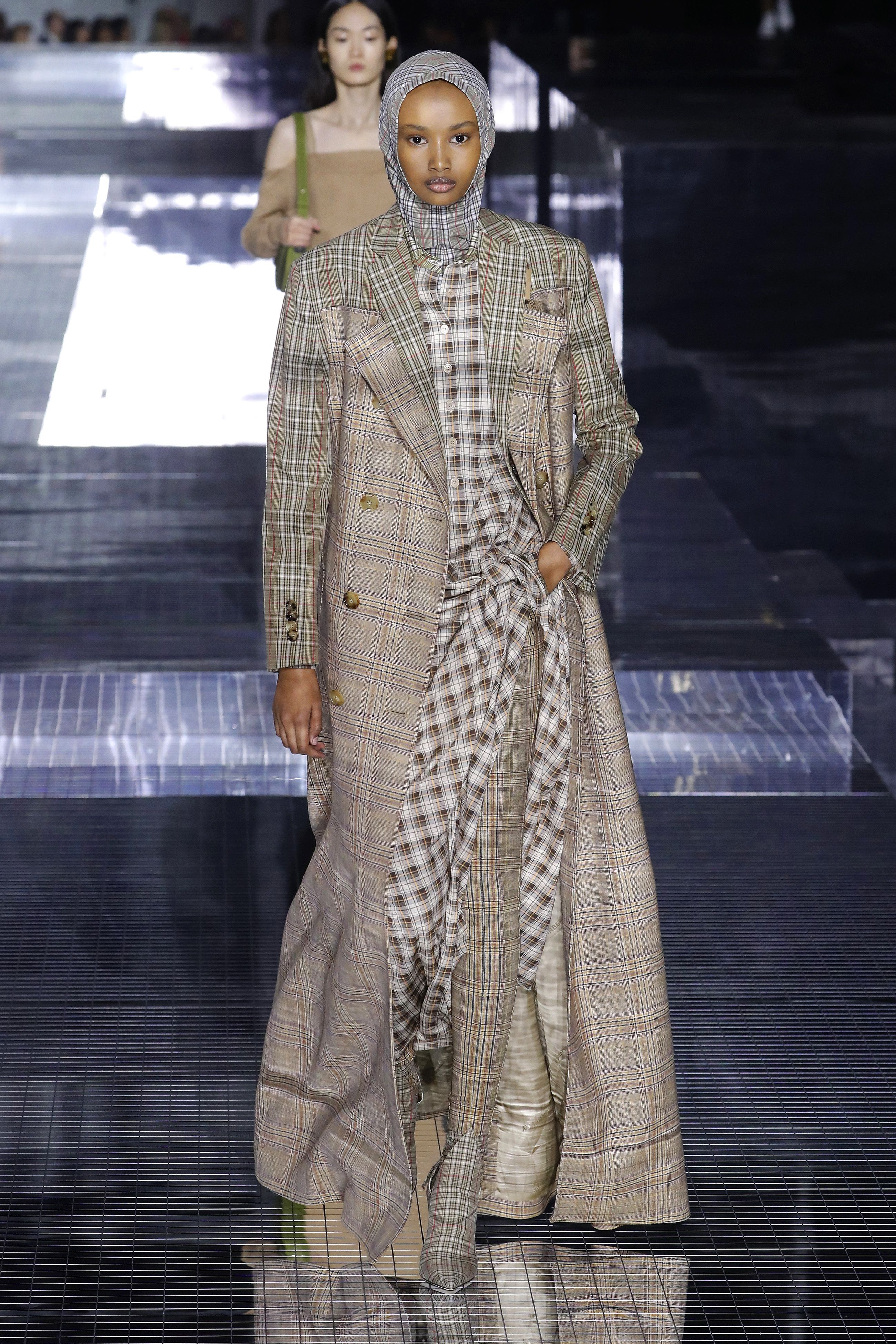 Uitrusting buitenspiegel grot Burberry, JW Anderson, Erdem, and More: The Best Looks from London Fashion  Week Fall 2020