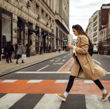 mujer paseando por la calle