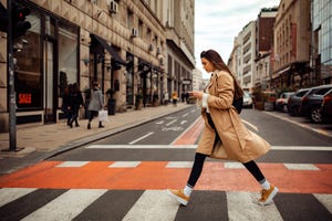 mujer paseando por la calle