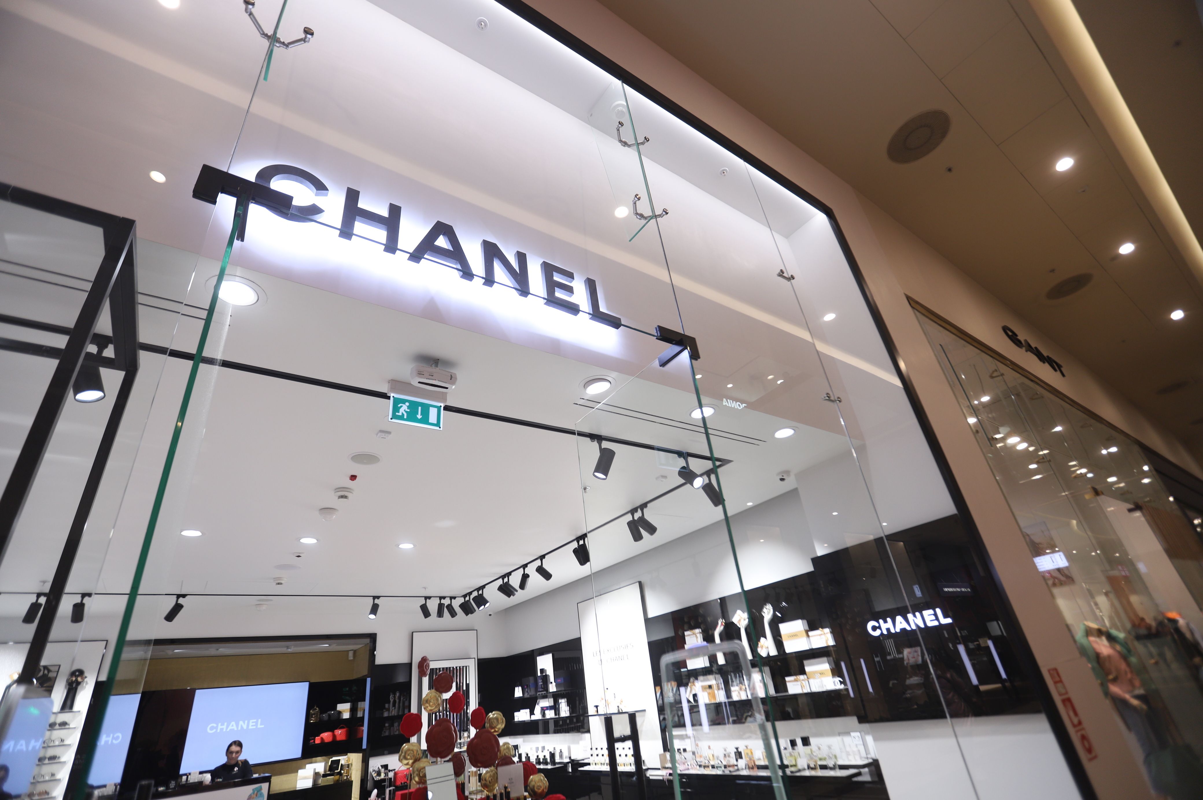 arrestordre Evne Luftpost Chanel, Prada, and Other Luxury Brands Suspend Business in Russia