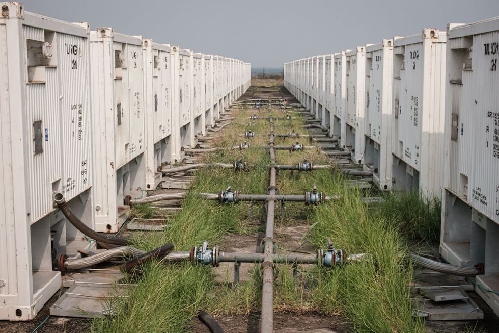 Lange rijen opslagtanks voor ruwe olie staan op een Chinese boorlocatie ten zuidoosten van het Albertmeer in het westen van Oeganda 24 januari 2020