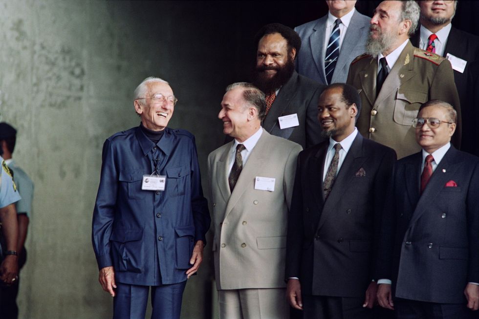 De Franse oceanograaf Jacques Cousteau staat naast wereldleiders uit onder meer Roemeni PapoeaNieuwGuinea Mozambique en Cuba tijdens de VNMilieuconferentie van 1992 in Rio de Janeiro