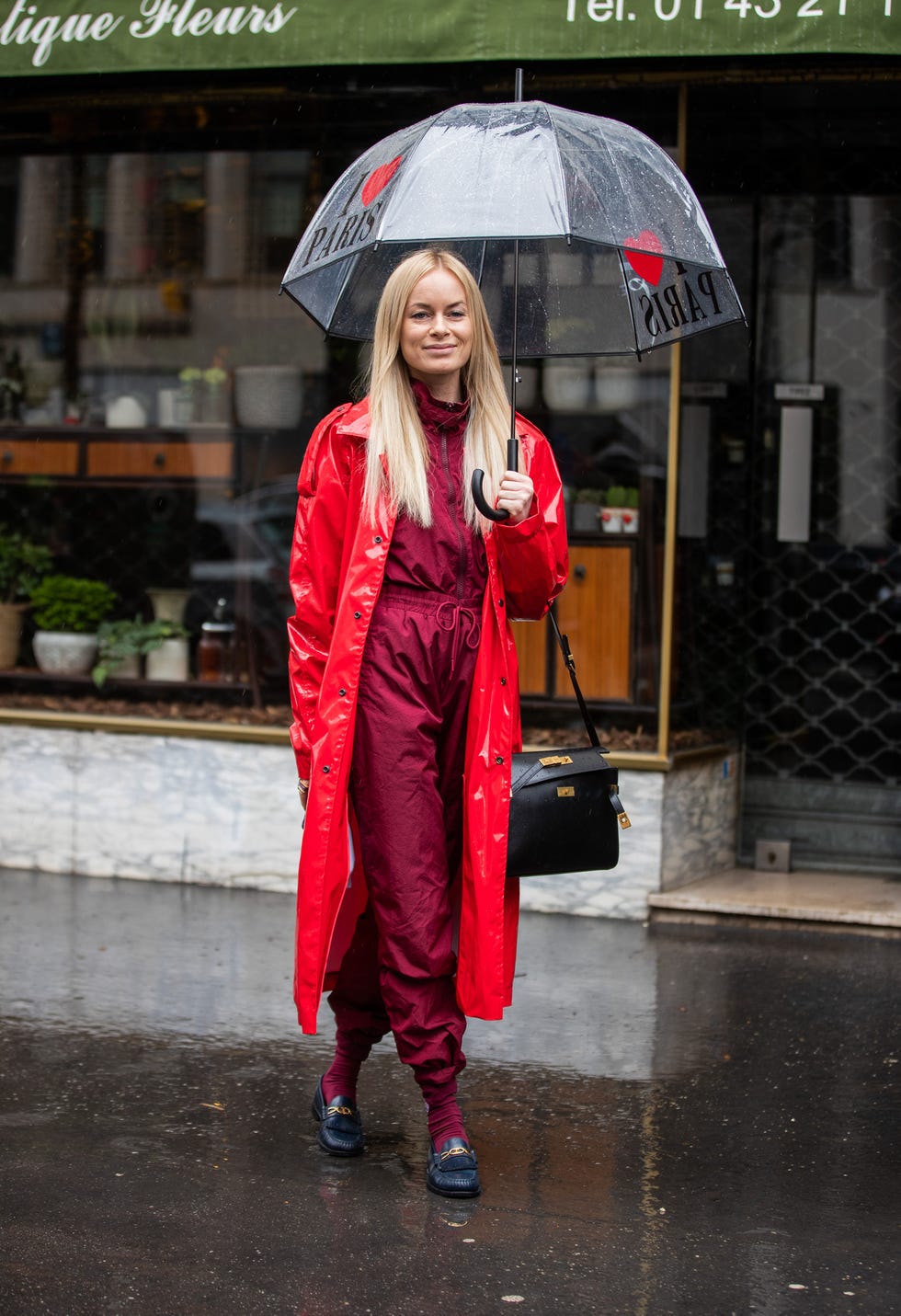 los mejores looks para dias de lluvia vestir de rojo