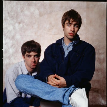 mandatory credit koh hasebeshinko musicgetty images noel gallagher and liam gallagher of oasis, at a photoshoot in a hotel in tokyo, september 1994 photo by koh hasebeshinko musicgetty images