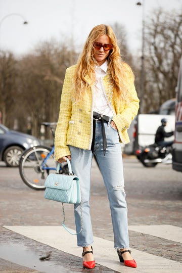 vaqueros azules claros en el street style de parís