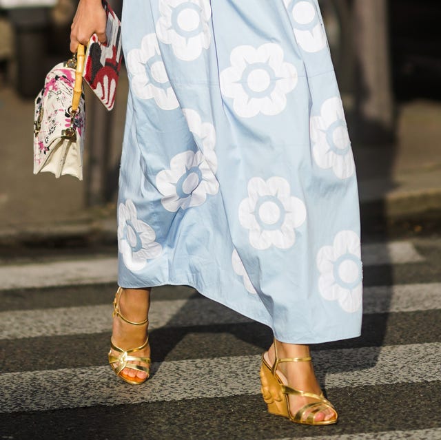 sandalias de cuña y vestido