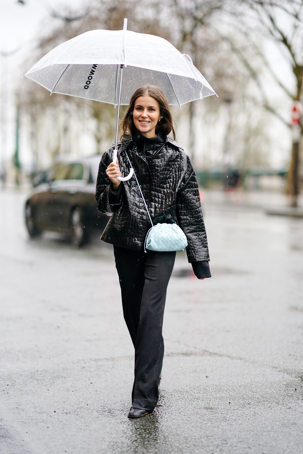 los mejores looks para dias de lluvia el paraguas transparente