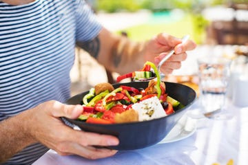 hombre come ensalada saludable