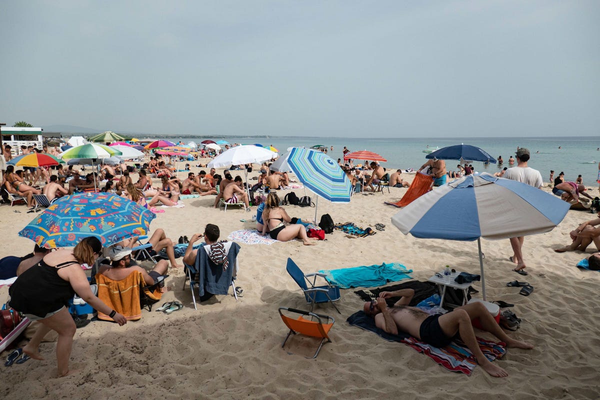 In astronomisch opzicht begint de zomer op de zomerwende dit jaar op 21 juni terwijl ze in meteorologisch opzicht op 1 juni begint gebaseerd op de seizoensgebonden verandering in de gemiddelde maandtemperatuur Op de foto zoeken badgasten tijdens een hittegolf in het voorjaar van 2020 verkoeling op het Potamosstrand in Epanomi een badplaatsje in de buurt van de Griekse stad Thessaloniki