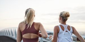 vrouwen zijn aan het hardlopen over een brug in een sport bh