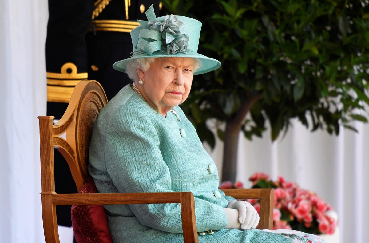 preview for How Queen Elizabeth Uses Her Purse to Send Secret Signals to her Staff