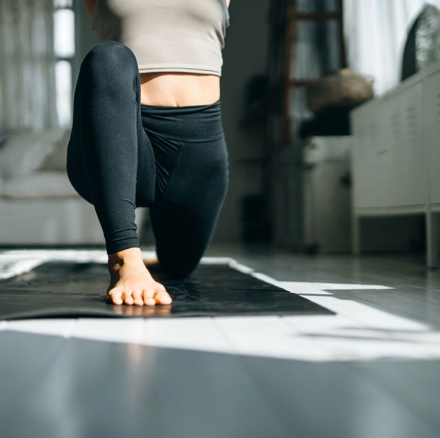 vrouw oefeningen yoga mat