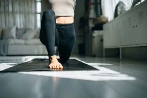 vrouw oefeningen yoga mat