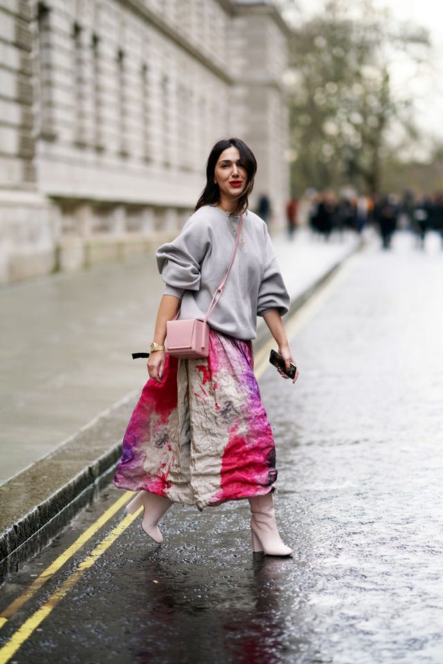 sudadera gris en el street style de londres